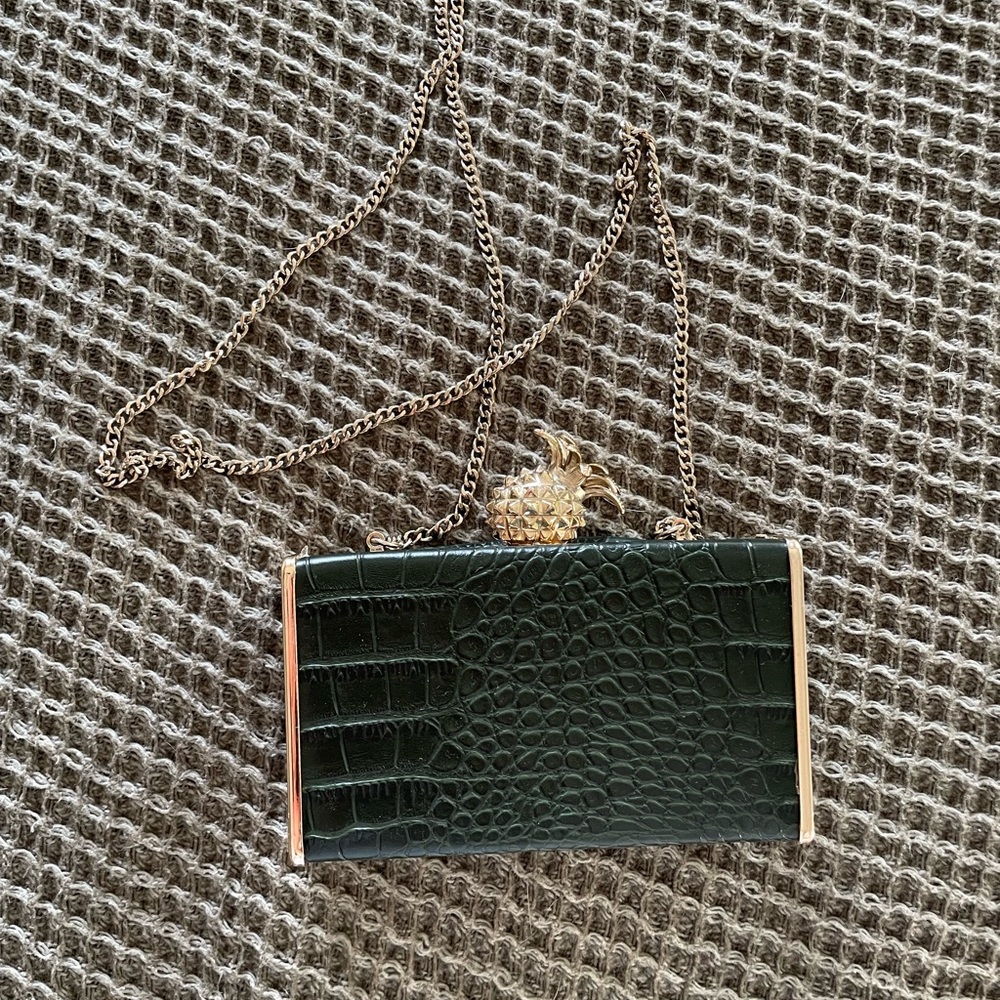 Elegant Green Croc-Embossed Clutch with Pineapple Detail